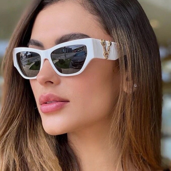 VINTAGE CAT EYE CANDY WHITE
SUNGLASSES WITH V logo - Picture 3 of 3